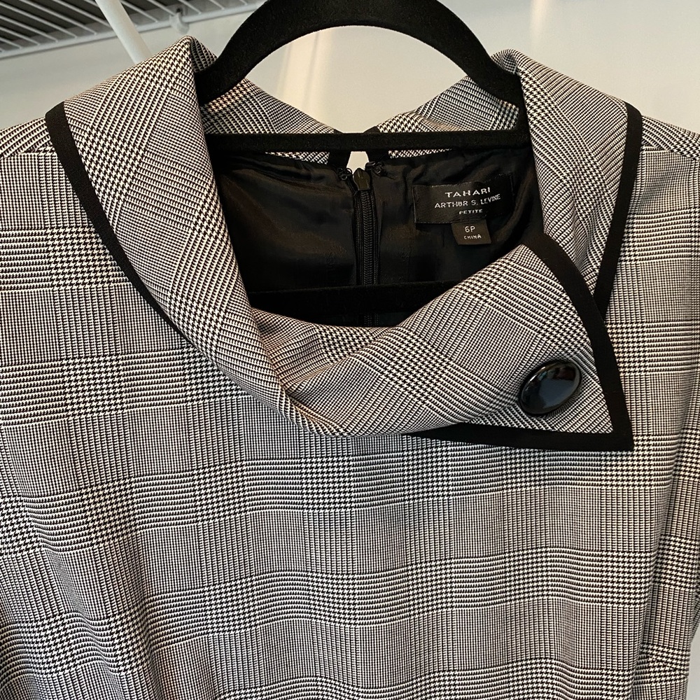 Tahari dress, perfect for work or event - Picture 2 of 4